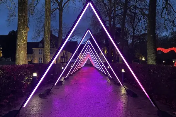 Tunnel lumineux en tubes LED à l’Abbaye de l’Épau