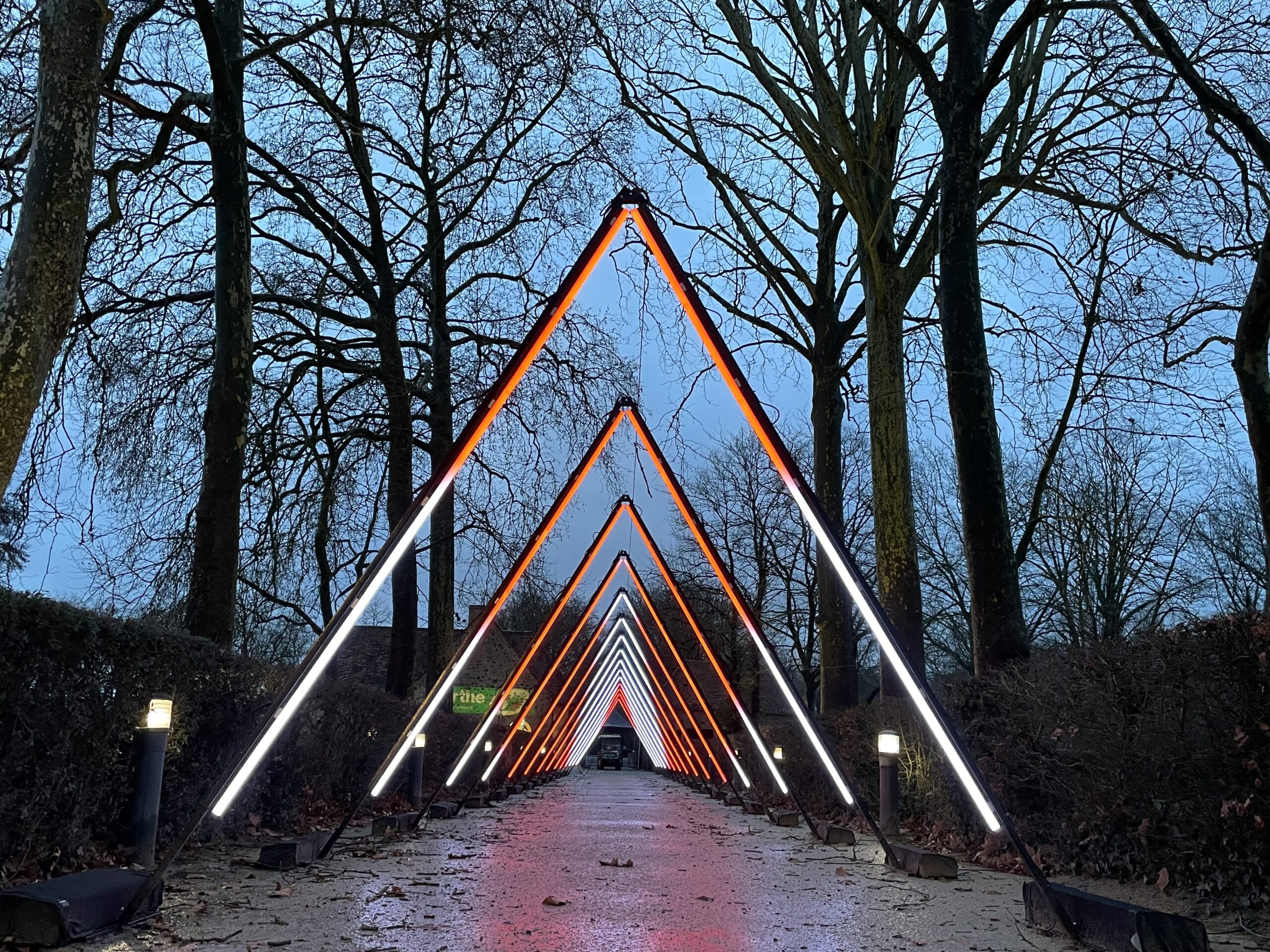 Tunnel lumineux en tubes LED à l’Abbaye de l’Épau — photo 2