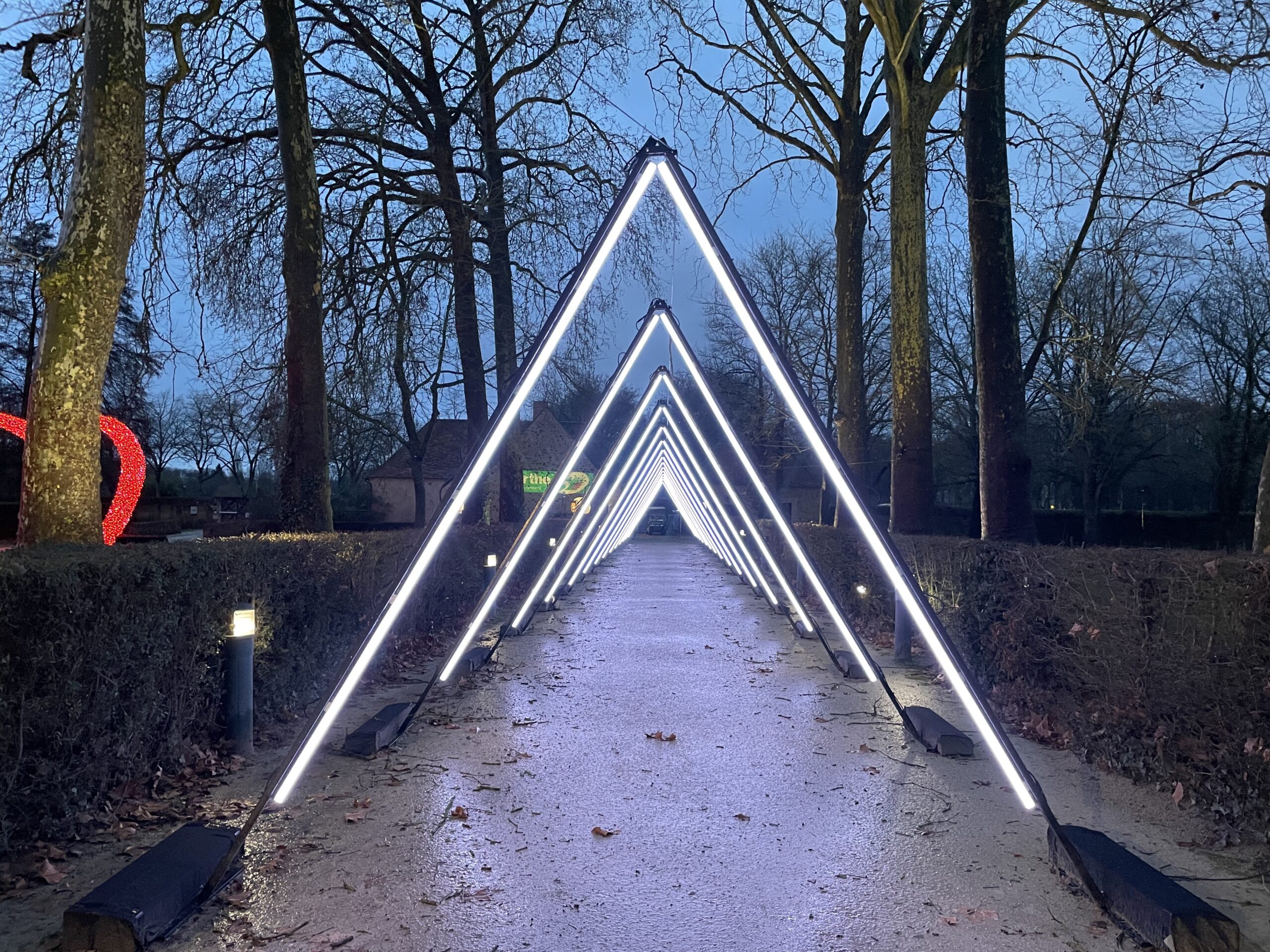 Tunnel lumineux en tubes LED à l’Abbaye de l’Épau — photo 4